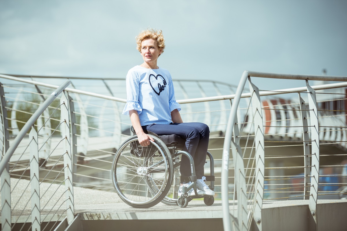 SoYes_dame_in_rolstoel_donkerblauwe_broek