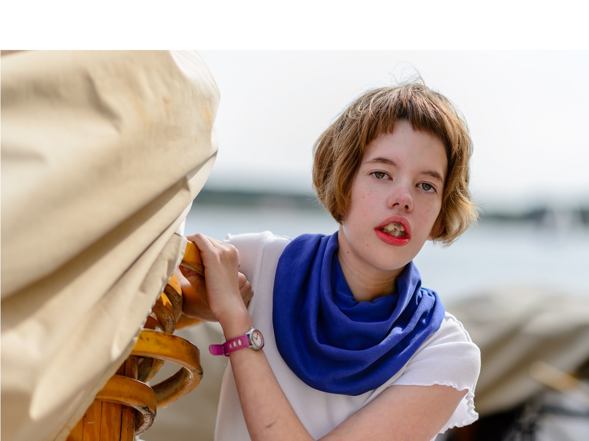 Meisje-met-blauwe-sjaal-Honnisjaal-korting-Onbeperkt-leven